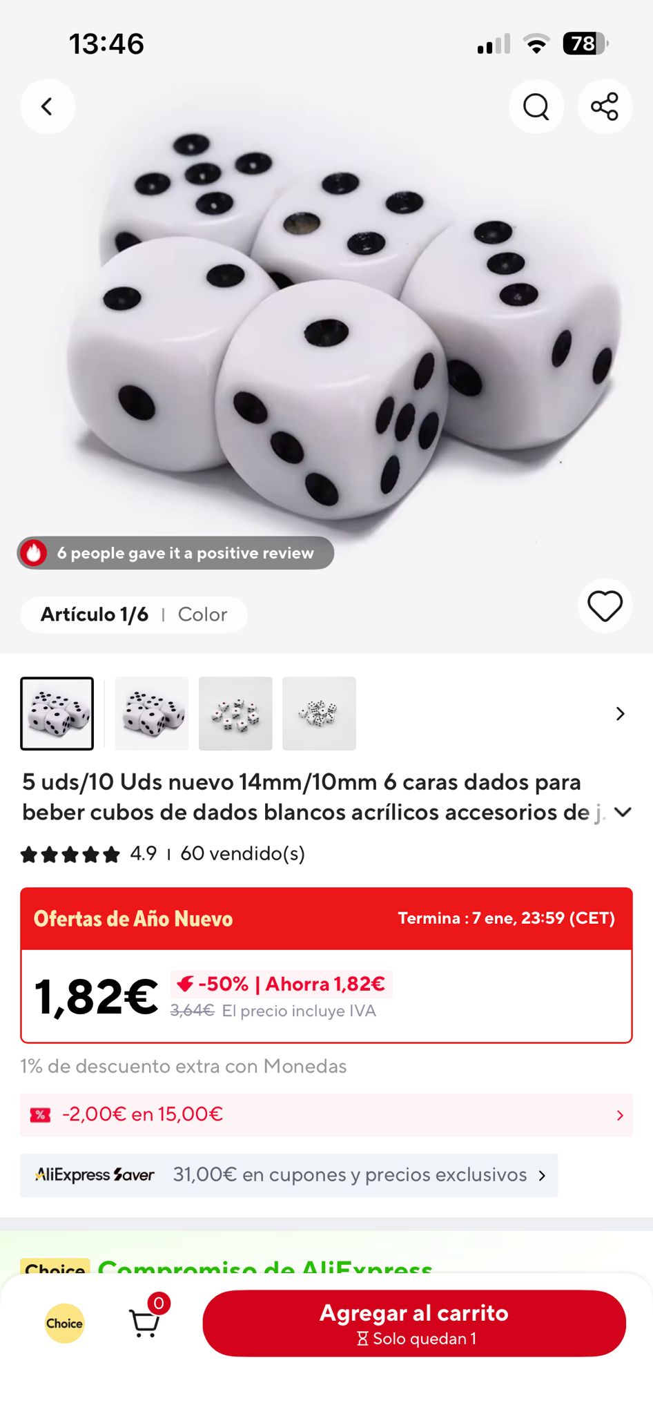 Dueño de la tienda asesorando en juegos de mesa